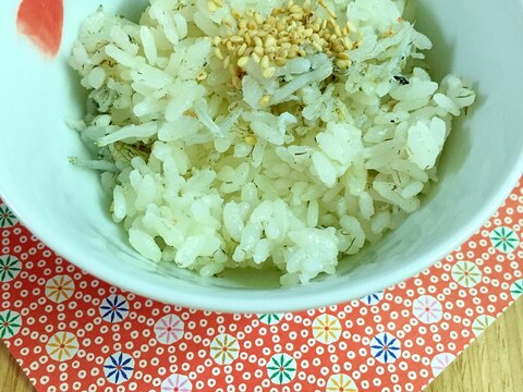 ほのかに梅の香り♩しらすと梅昆布茶の炊き込みご飯